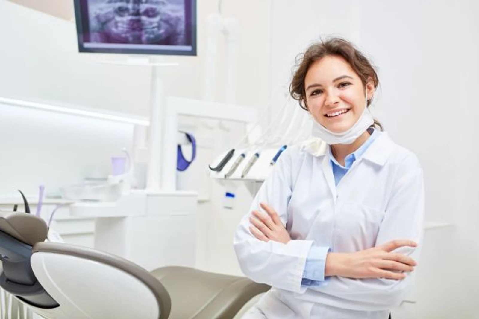 Chairside vs. Dental Administrative Assistant: Which Path Is Right for You?