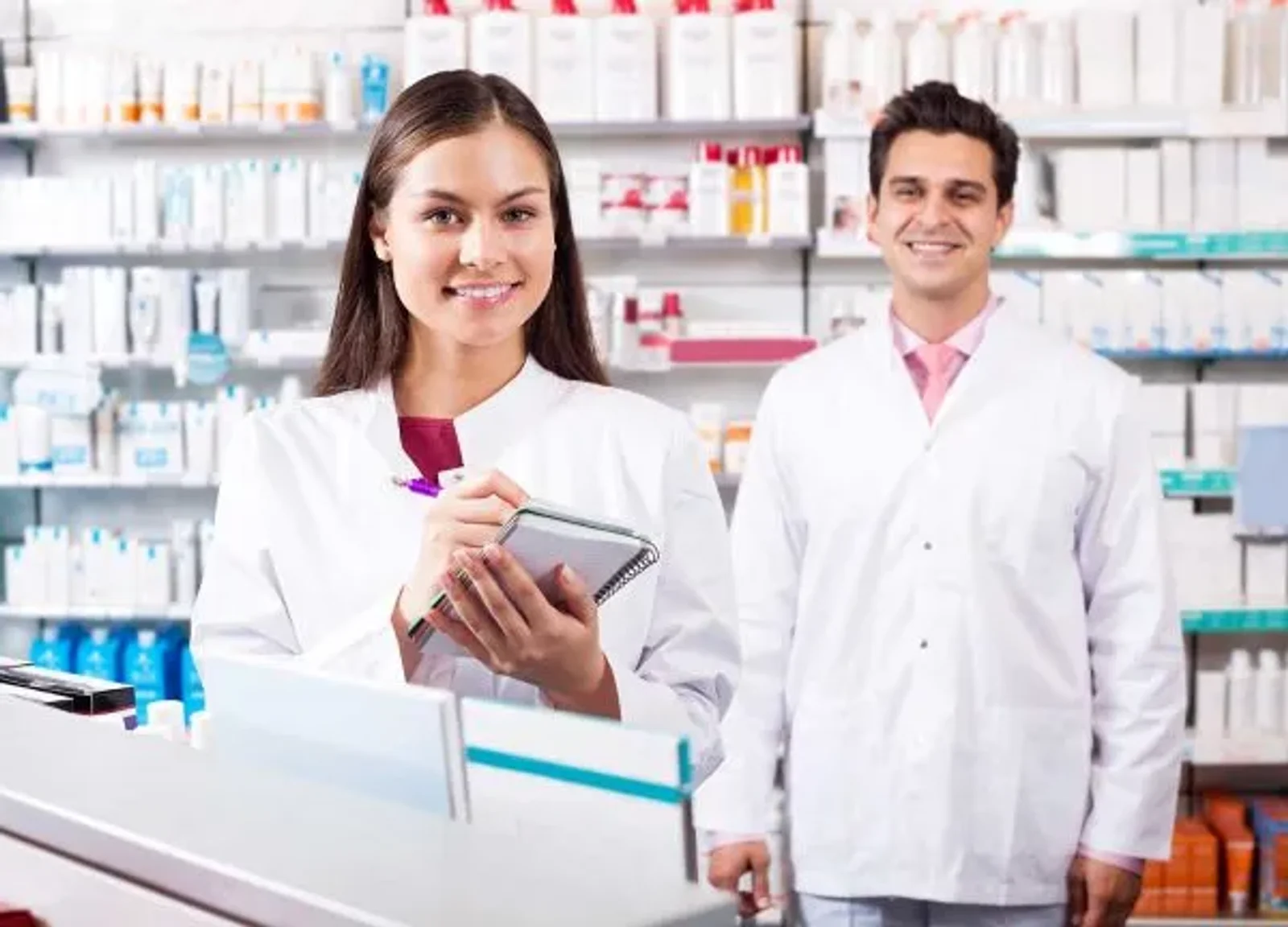 Pharmacy Assistant vs Pharmacy Technician -The Differences & Your Best Career Move